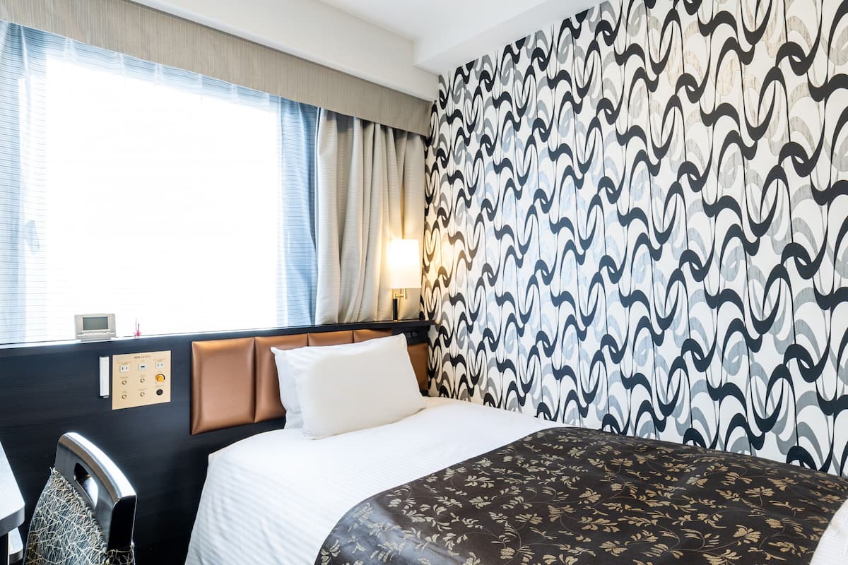 Skrivebord, blendingsgardiner, strykejern/-brett og wi-fi (inkludert)