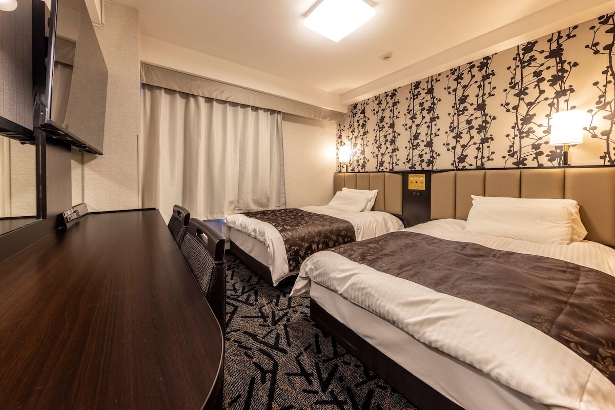 Escritorio, cortinas blackout y tabla de planchar con plancha