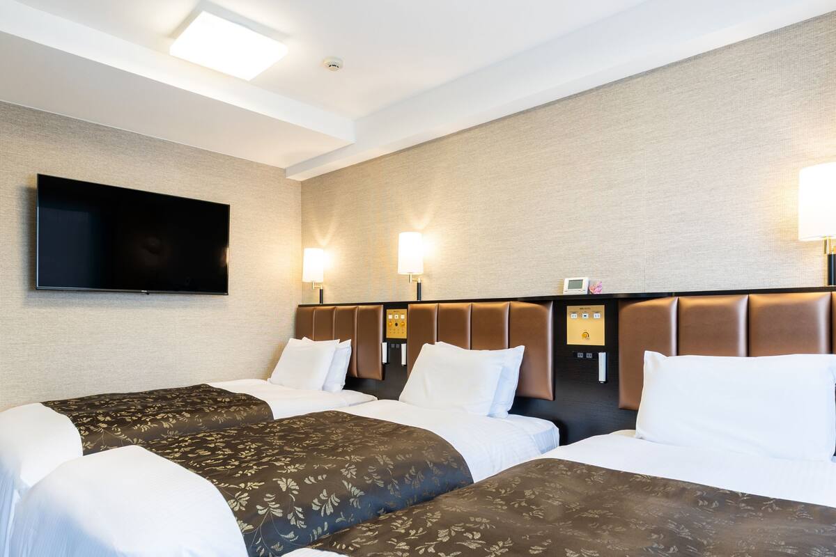 Chambre triple, non-fumeur | Bureau, rideaux d’obscurcissement, fer et planche à repasser