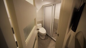 Douche, douche à « effet pluie », articles de toilette gratuits