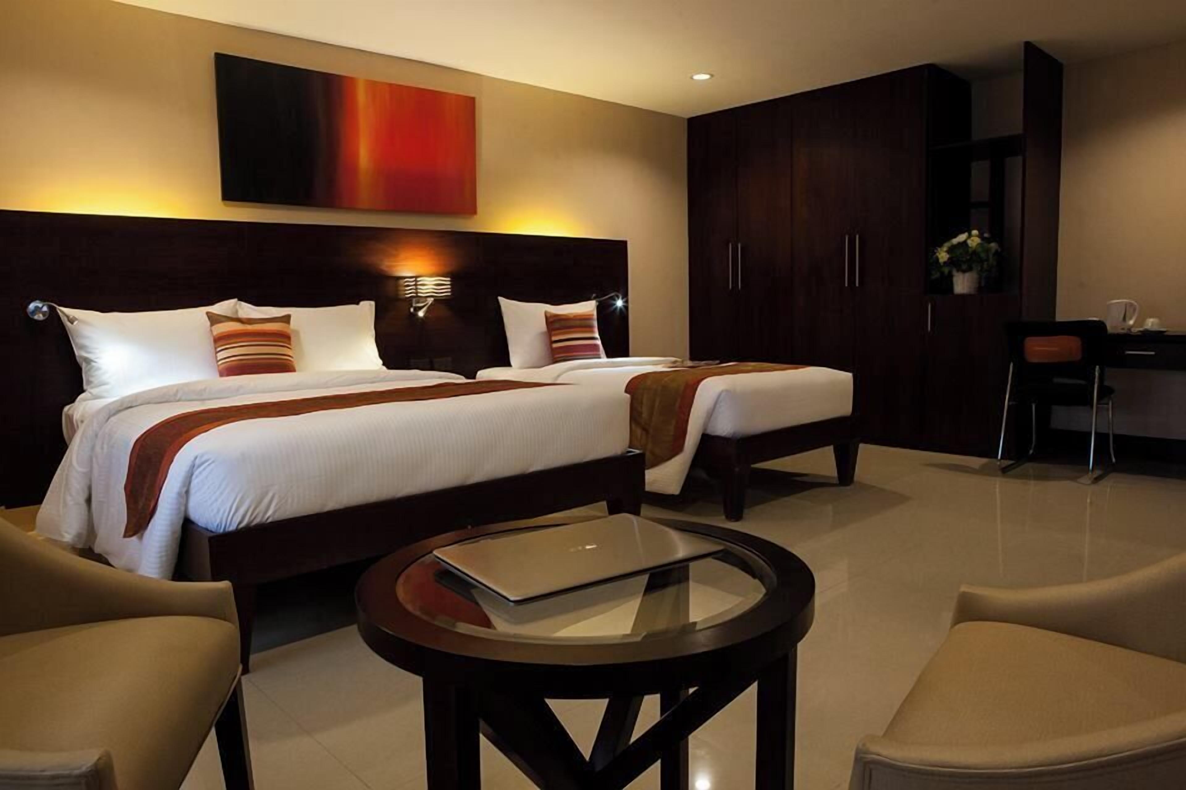 Egyptian cotton sheets, premium bedding, pillowtop beds, desk