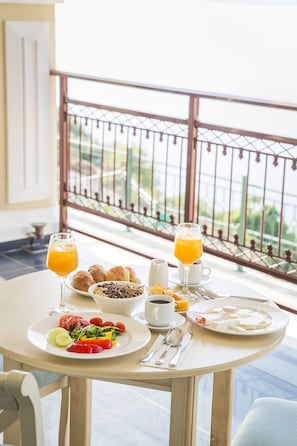 Free daily buffet breakfast