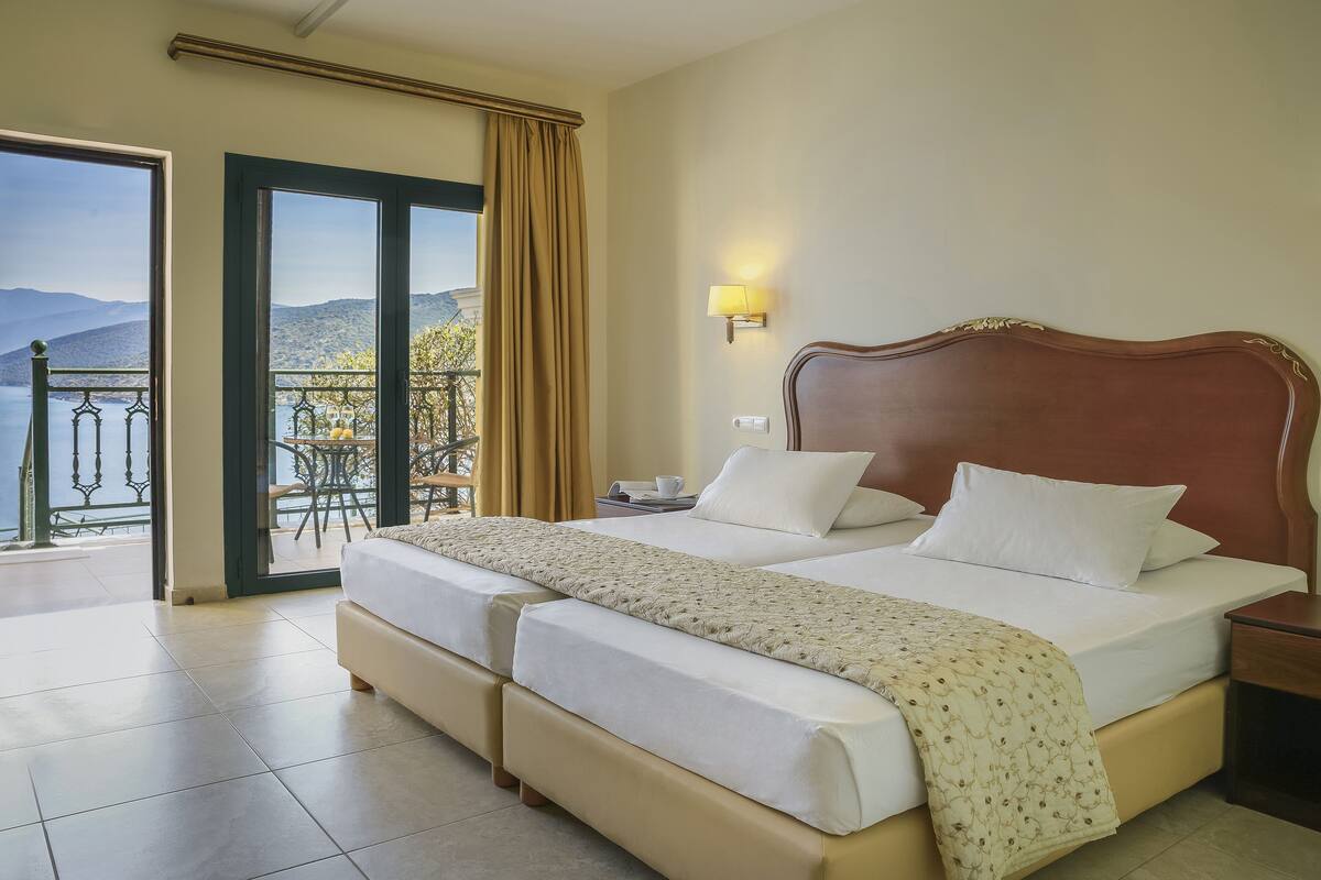 Deluxe Double Room, Sea View | Peralatan tempat tidur premium, peti besi dalam bilik, meja 