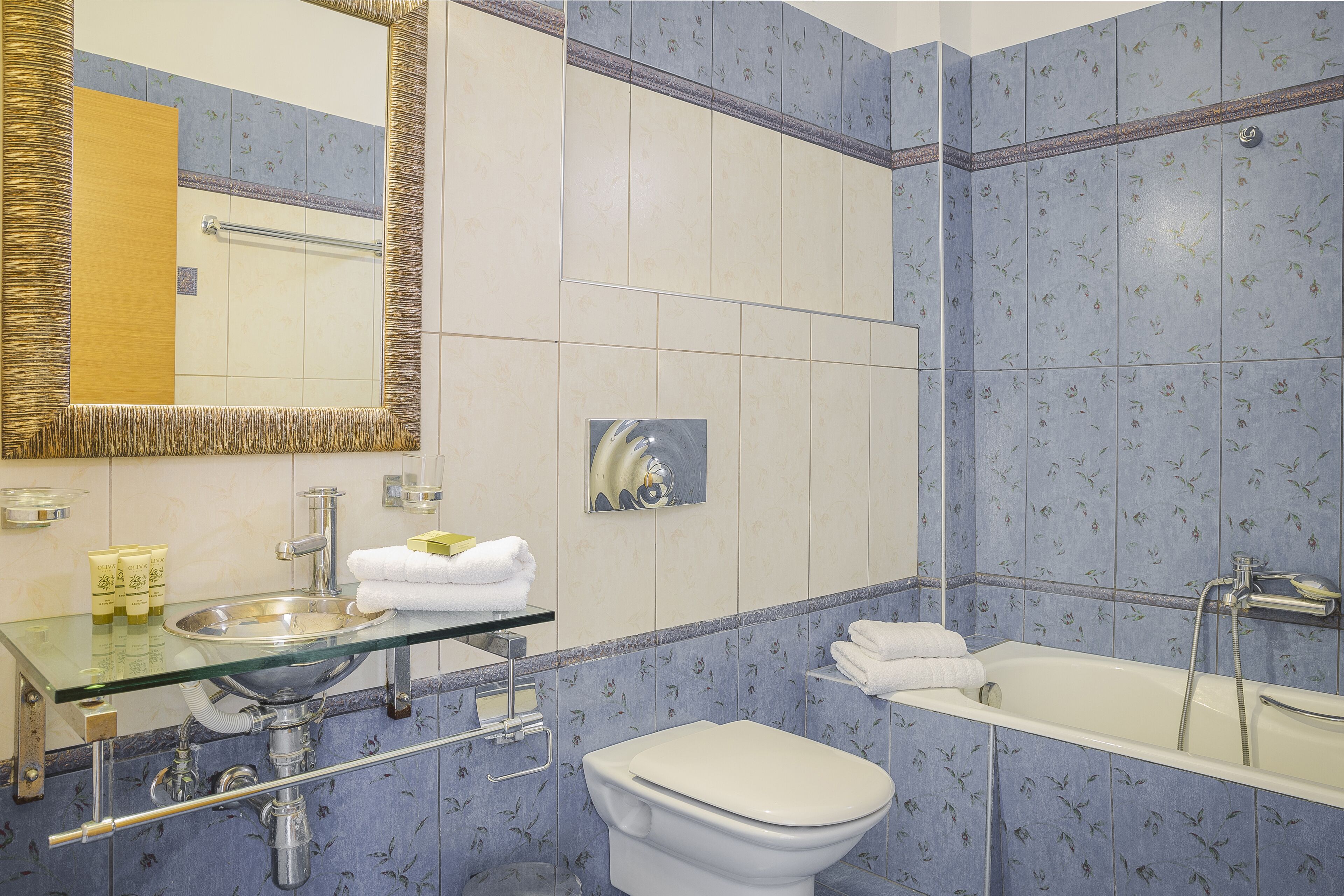 standard double room | bathroom | free toiletries, hair dryer, towels
