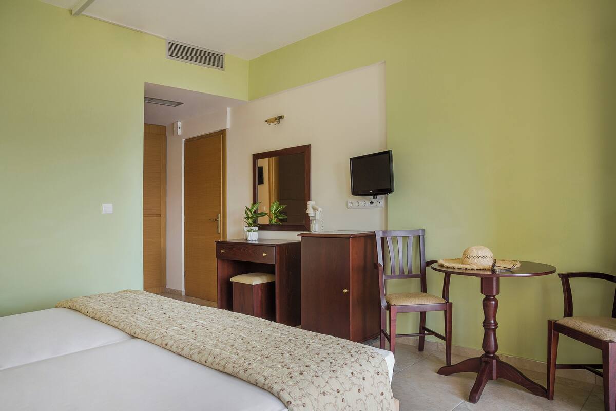 Peralatan tempat tidur premium, peti besi dalam bilik, meja 