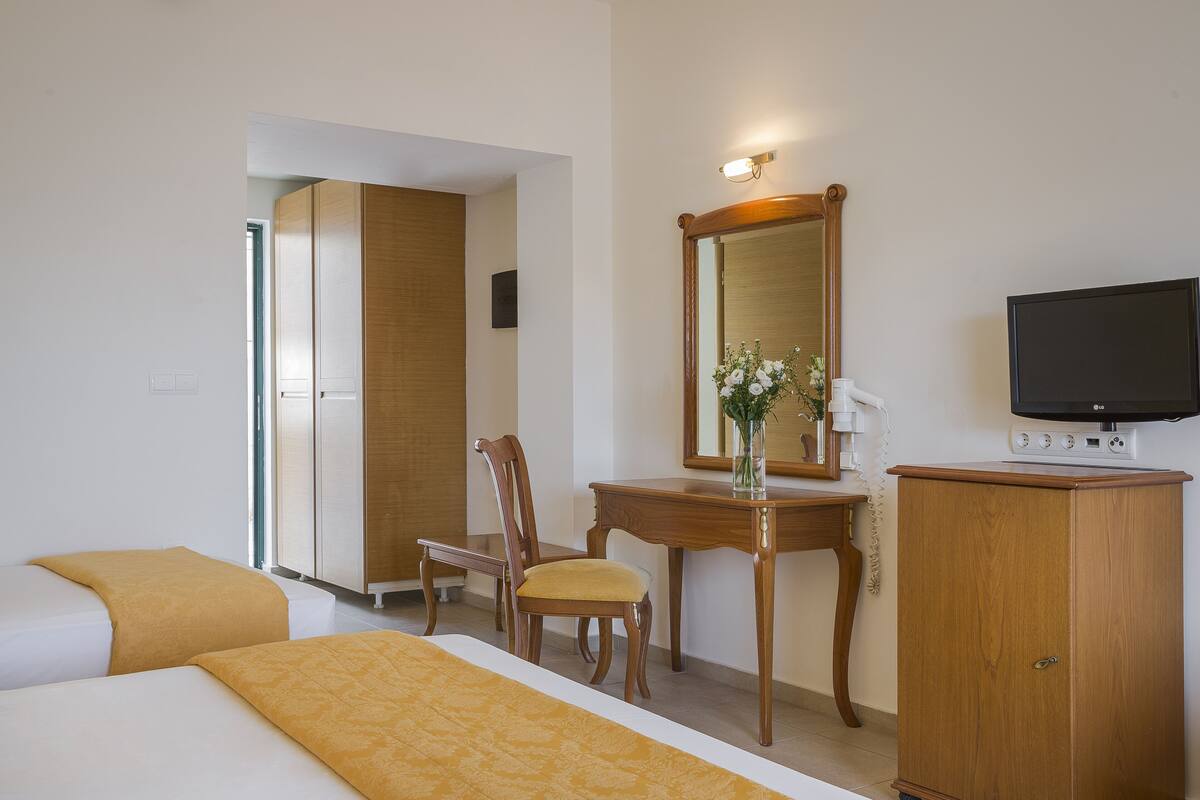 Family Suite, Sea View | Peralatan tempat tidur premium, peti besi dalam bilik, meja 