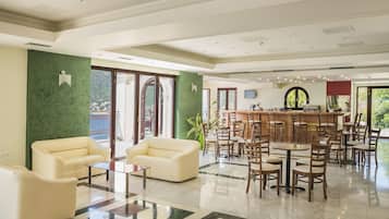2 bares o lounges, bar junto a la alberca
