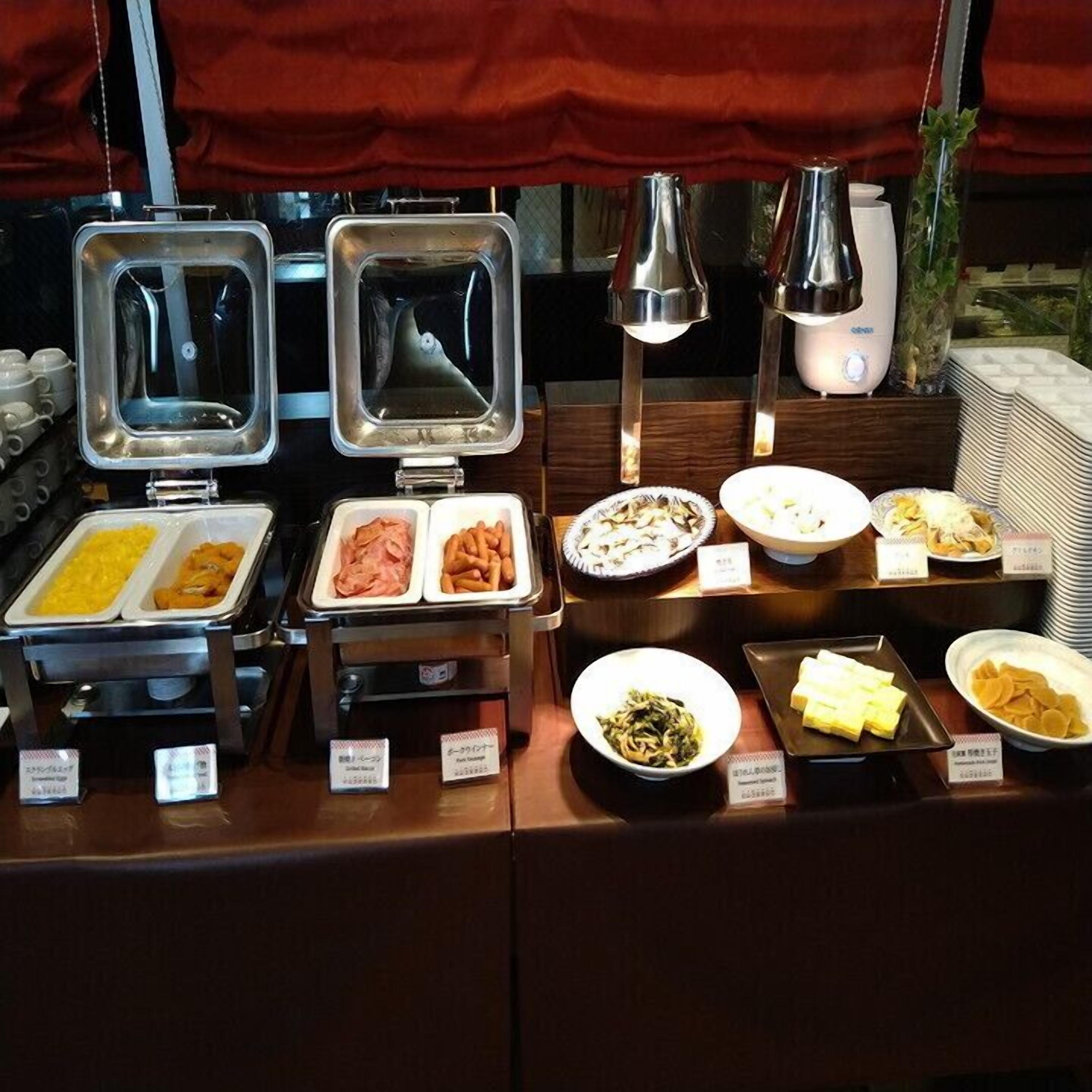 Ein reichhaltiges Buffet mit verschiedenen Speisen und einer Kaffeestation.
