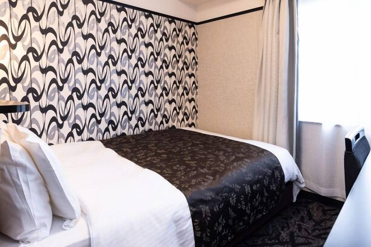 Desk, blackout drapes, WiFi (free), bed sheets