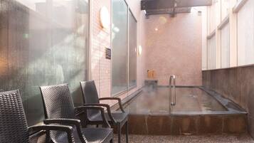 Un espace de sources chaudes aménagé avec des sièges et un hammam.