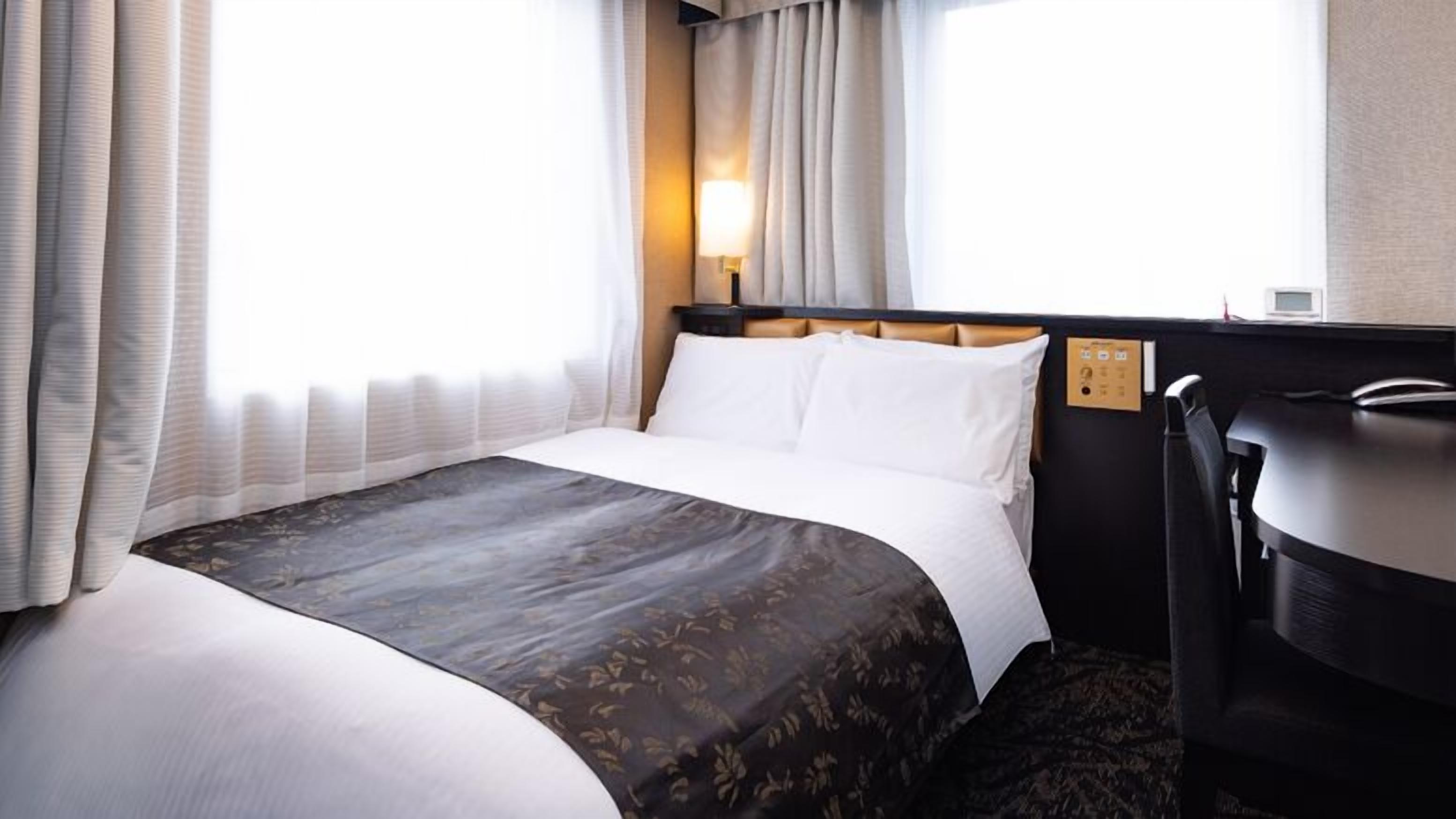 Escrivaninha, cortinas blackout, Wi-Fi de cortesia, roupa de cama