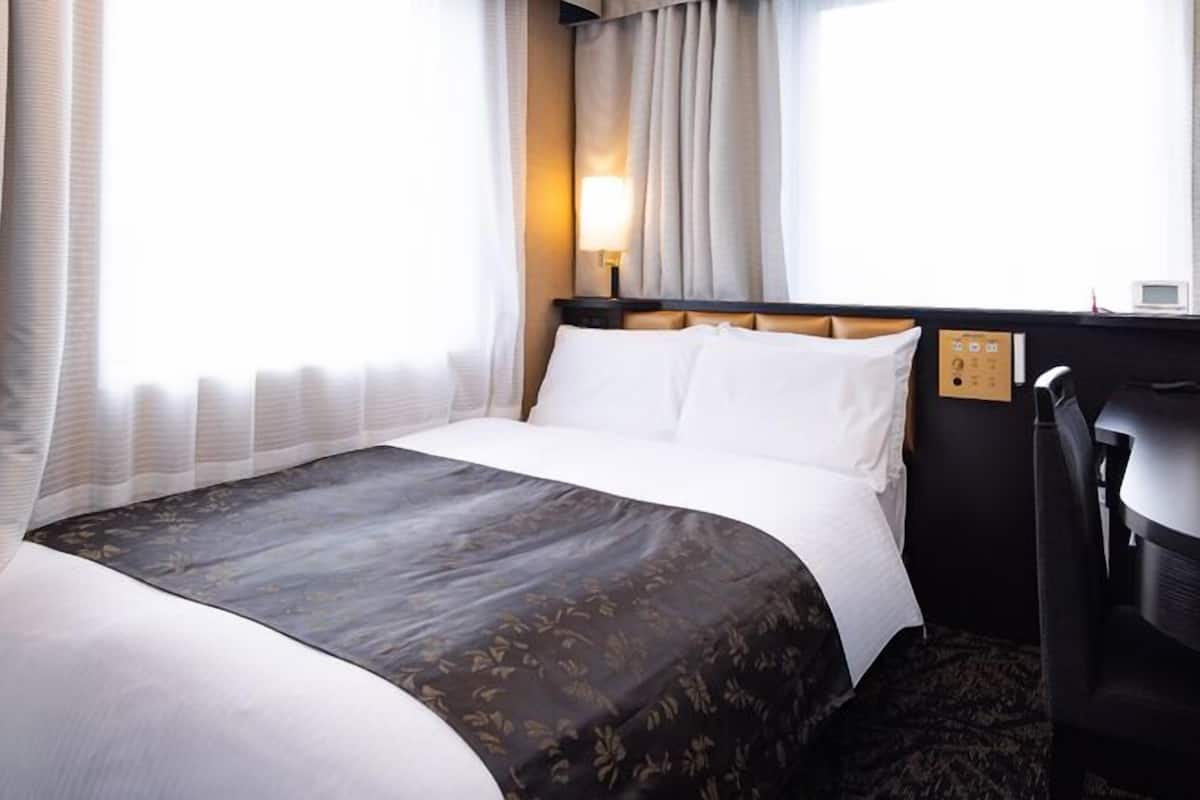 Escrivaninha, cortinas blackout, Wi-Fi de cortesia, roupa de cama