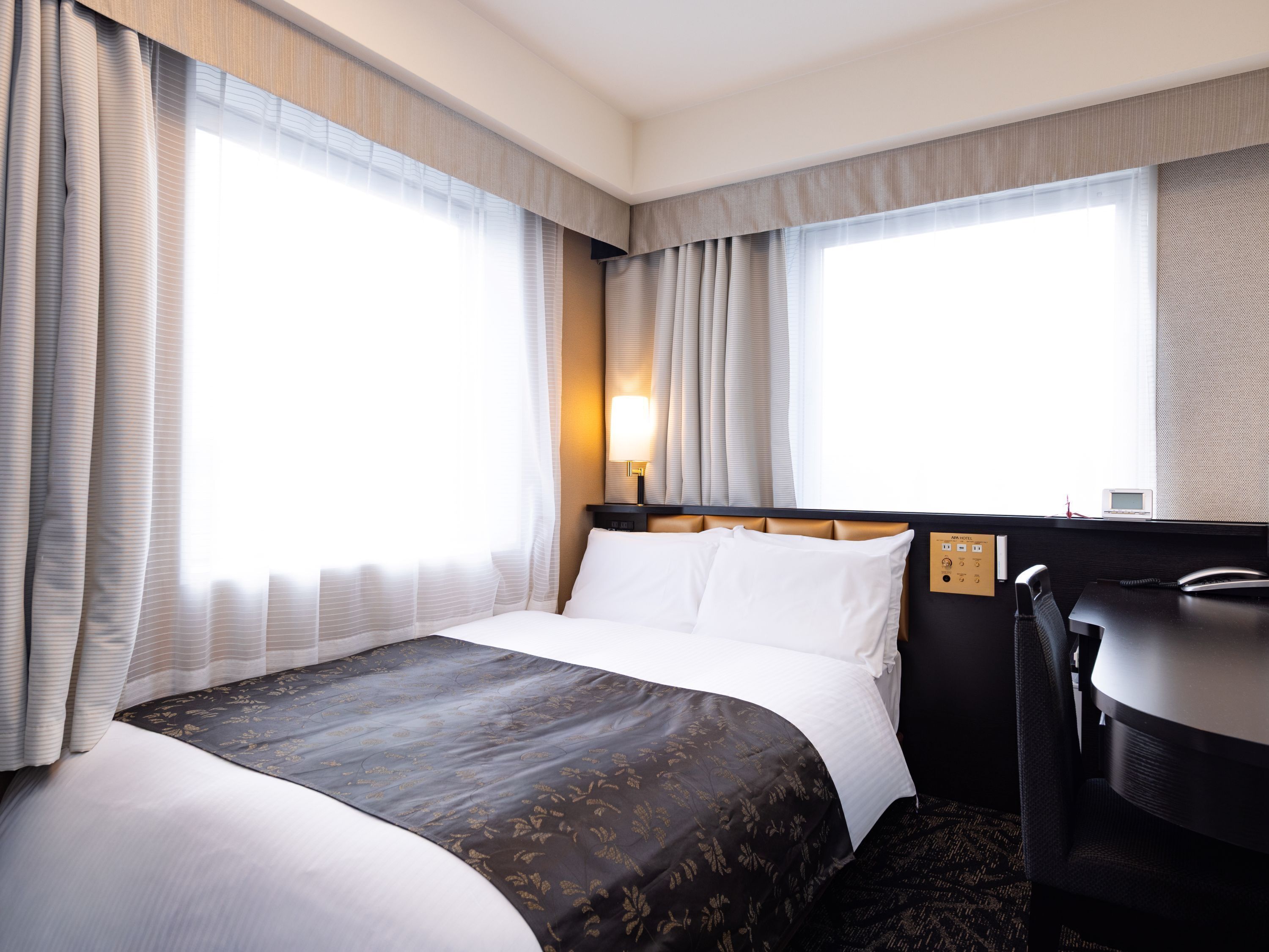 Escrivaninha, cortinas blackout, Wi-Fi de cortesia, roupa de cama