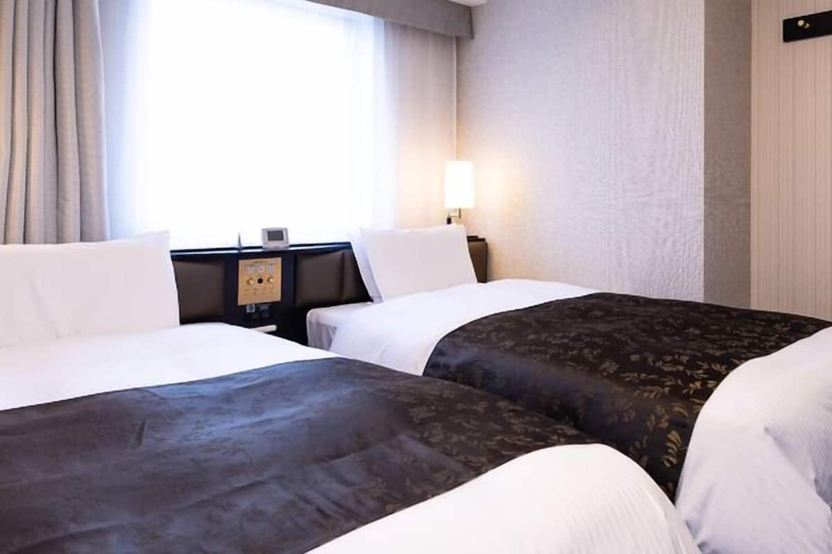 Escrivaninha, cortinas blackout, Wi-Fi de cortesia, roupa de cama