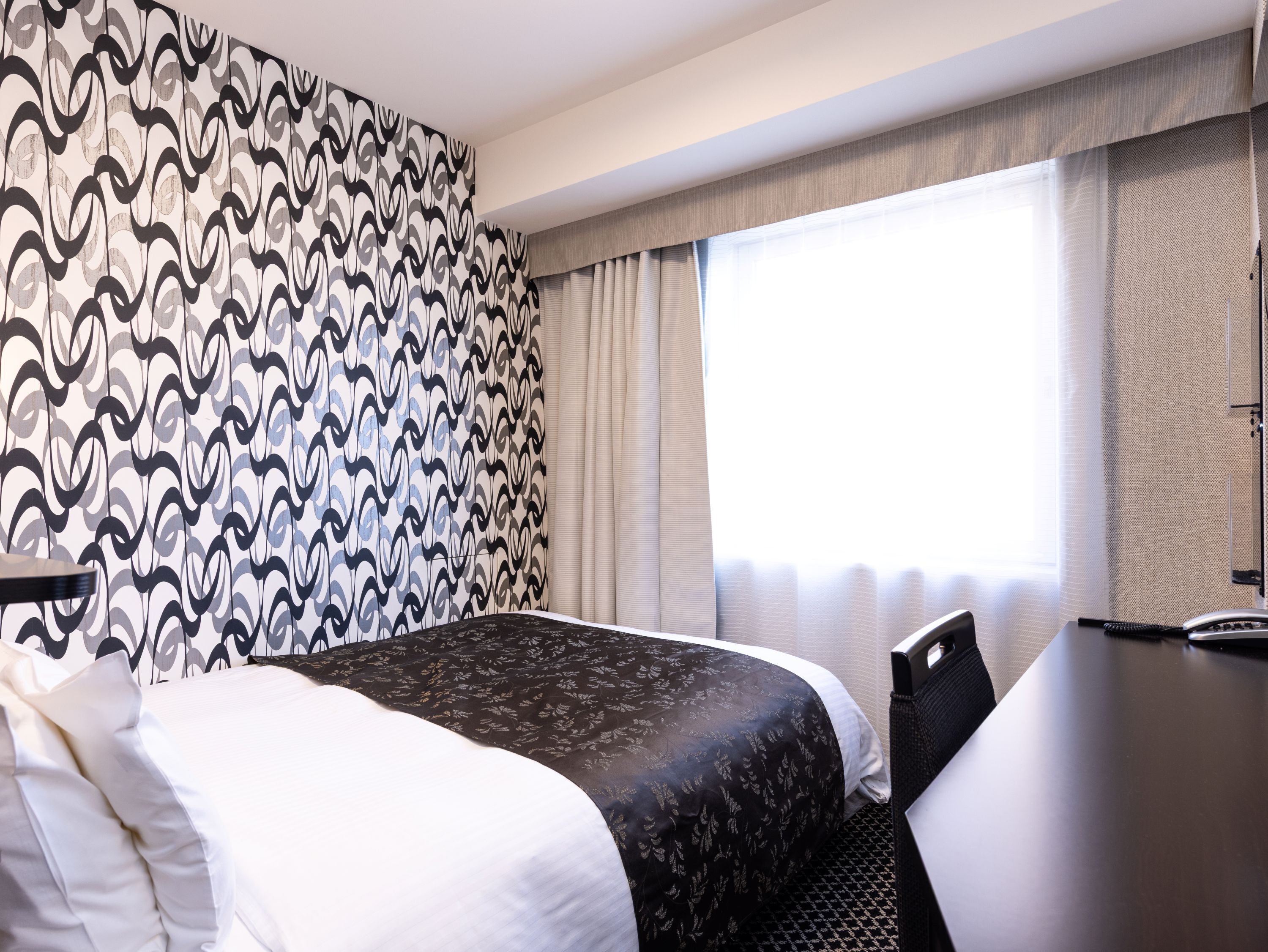 Escrivaninha, cortinas blackout, Wi-Fi de cortesia, roupa de cama