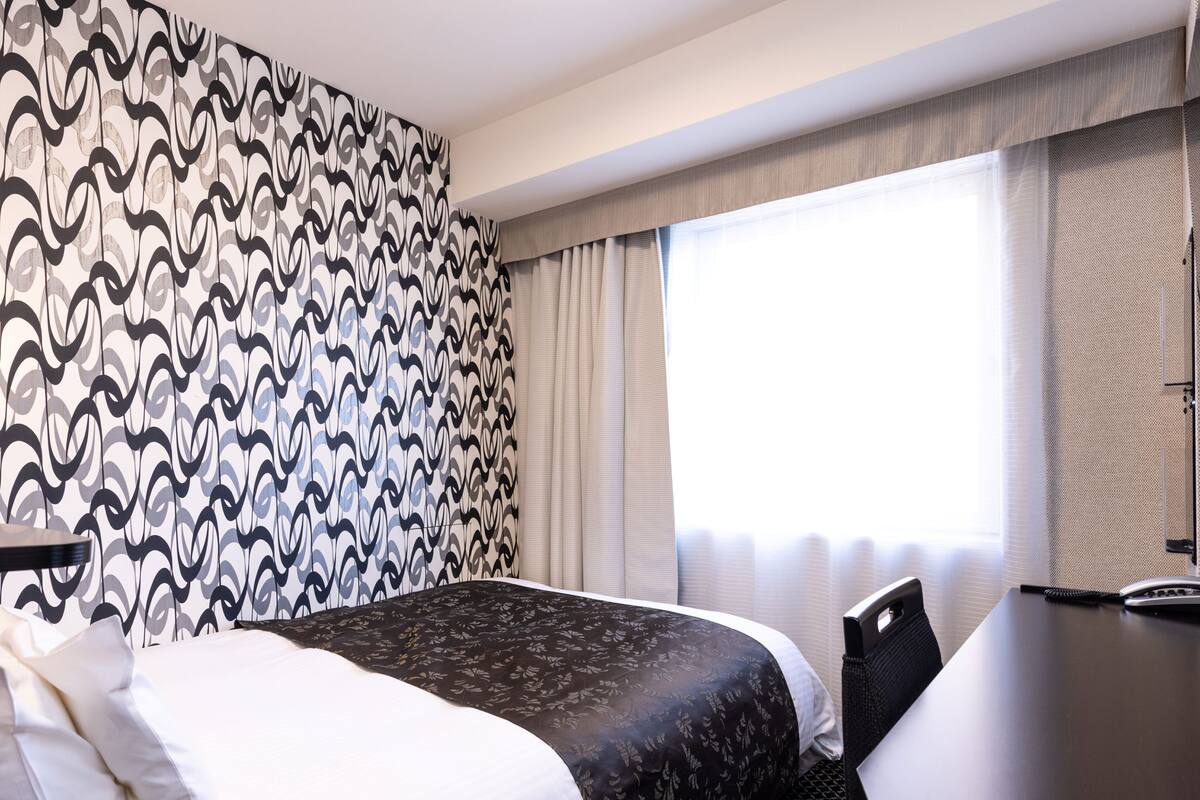 Desk, blackout drapes, WiFi (free), bed sheets