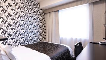 Een bureau, verduisterende gordijnen, gratis wifi, beddengoed