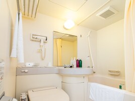 淋浴/盆浴组合、深泡浴缸、免费洗浴用品、吹风机