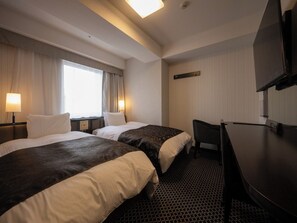 Escritorio, cortinas blackout, wifi gratis y ropa de cama