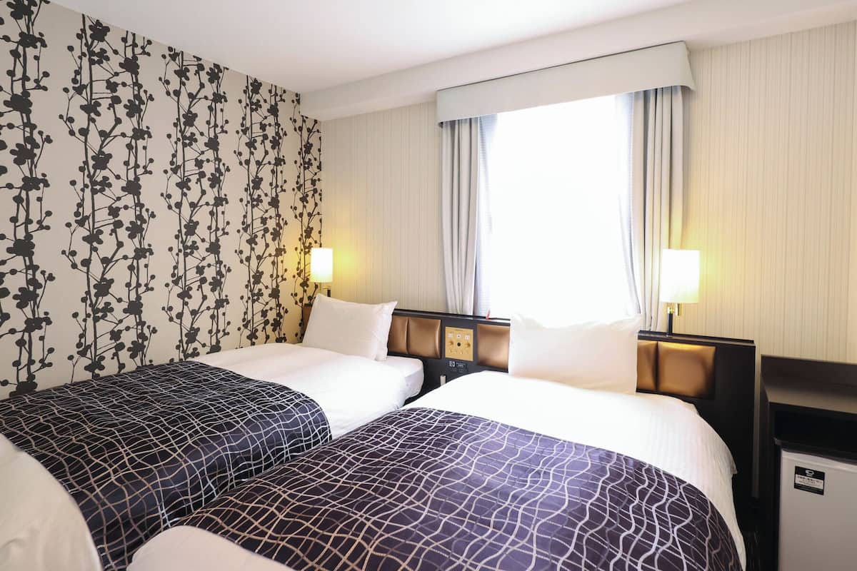 Donsdekens, een bureau, verduisterende gordijnen