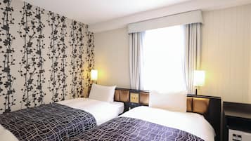 Duntäcken, skrivbord, mörkläggningsgardiner och strykjärn/strykbräda