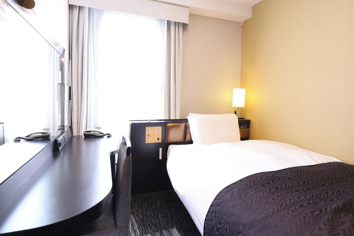 Donsdekens, een bureau, verduisterende gordijnen