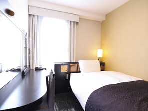 羽毛の掛け布団、デスク、遮光カーテン、アイロン / アイロン台