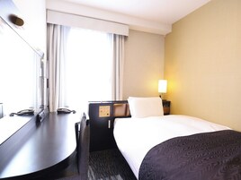 Edredons de pluma, escrivaninha, cortinas blackout