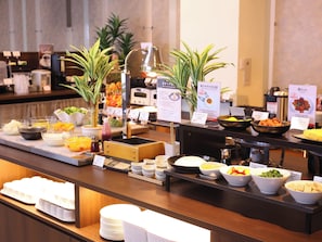 Daily buffet breakfast (JPY 1500 per person)