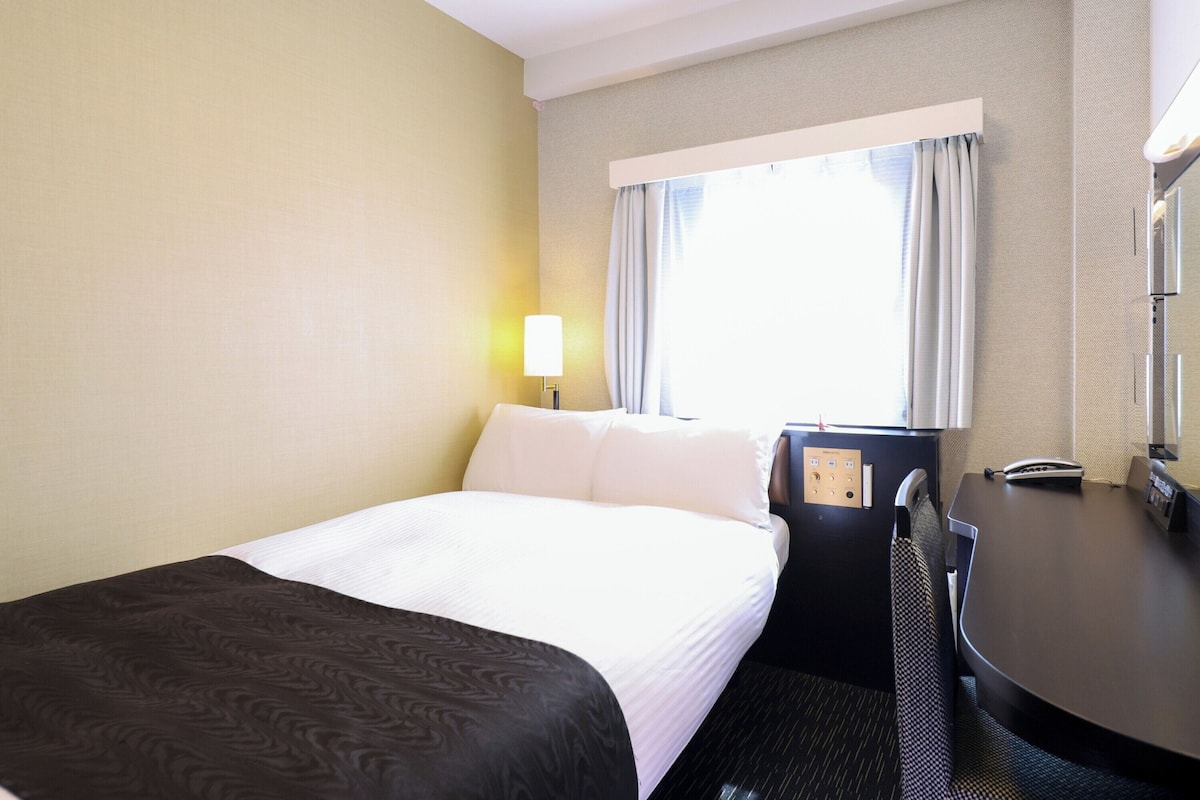 Donsdekens, een bureau, verduisterende gordijnen