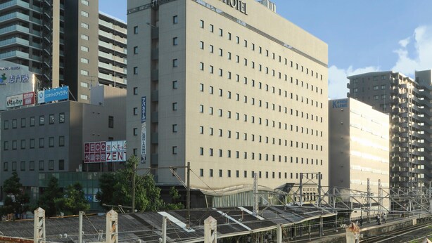 Ein mehrgeschossiges Hotel mit einem auffälligen Schild, auf dem "APHA HOTEL" steht.