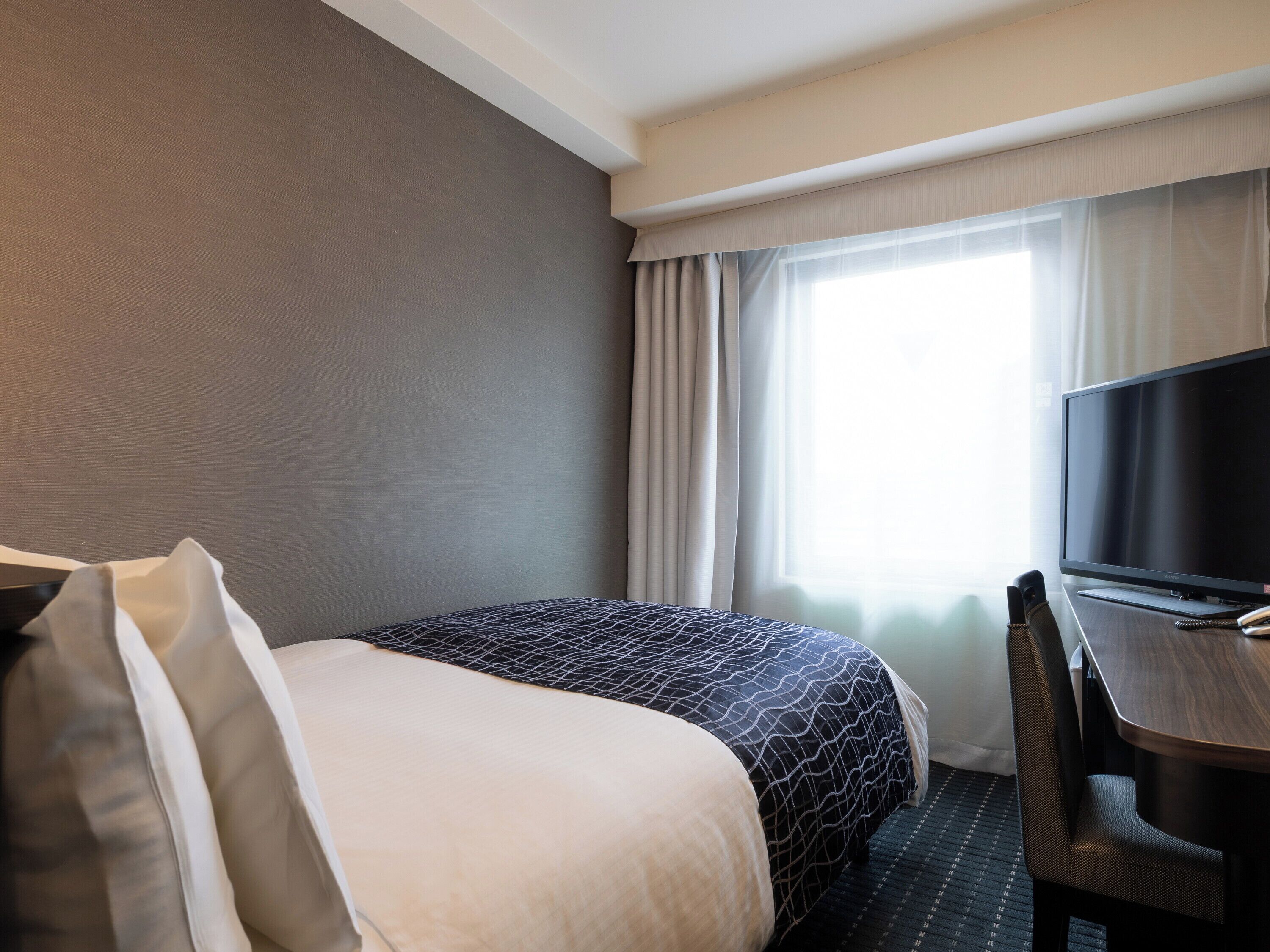 Meja, langsir/tirai gelap terus, Wi-fi percuma, cadar katil 