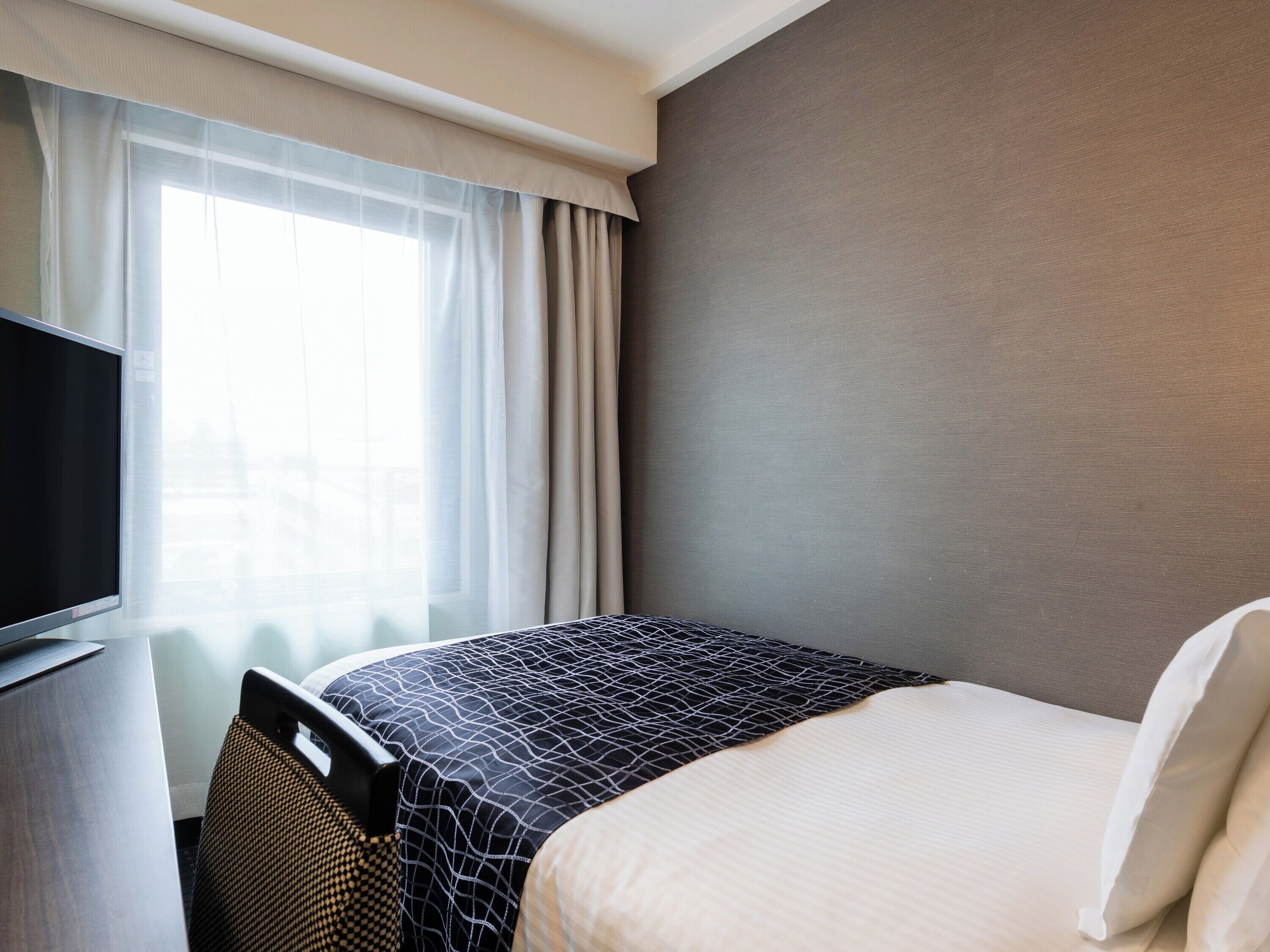 Meja, langsir/tirai gelap terus, Wi-fi percuma, cadar katil 