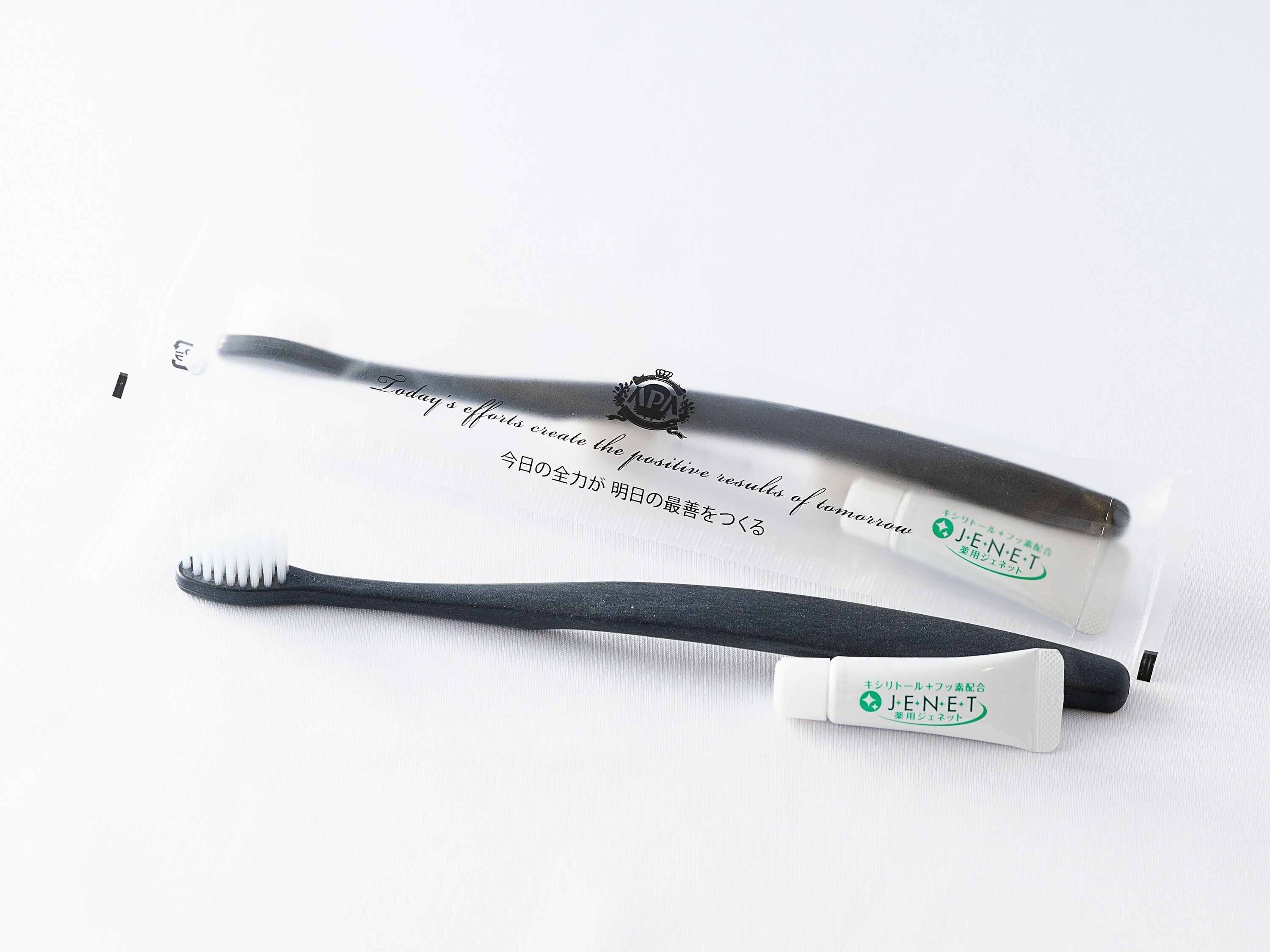 Dos cepillos de dientes con su embalaje.