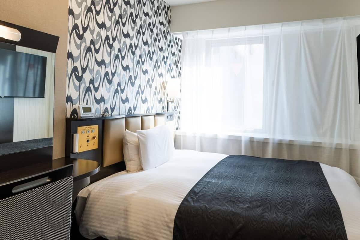 Premium bedding, down duvets, desk, blackout curtains