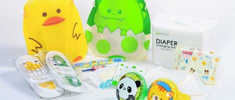 Una colección de productos para bebés que incluye pañales, chupetes y un cambiador con diseños de dibujos animados.