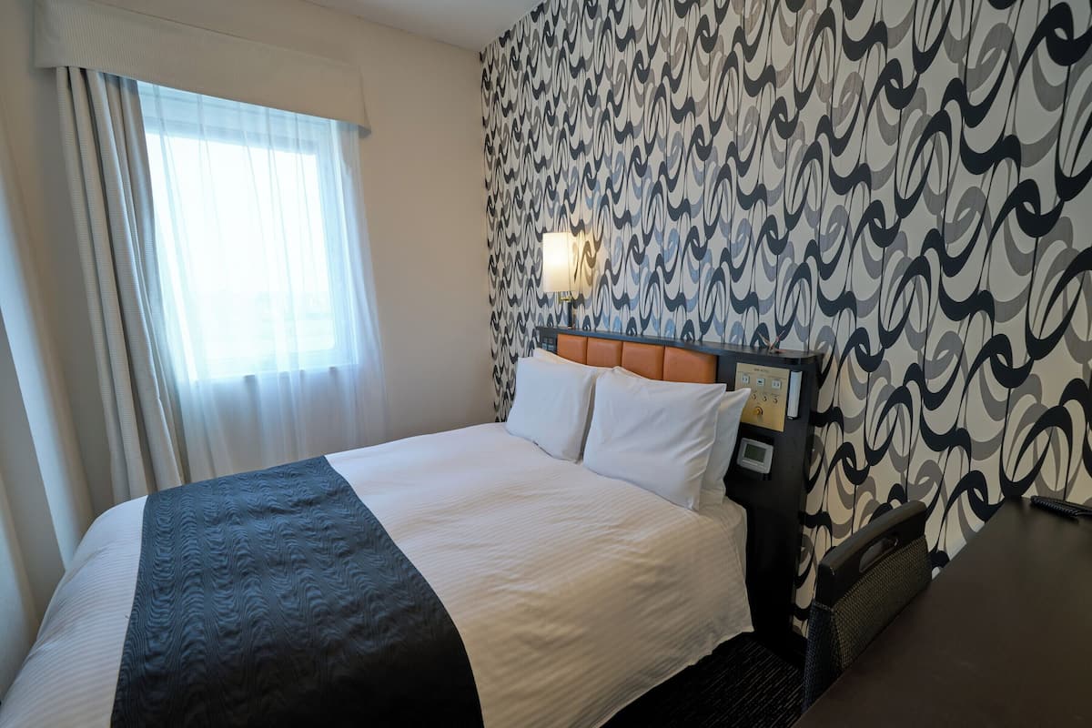 高級寢具、書桌、免費 Wi-Fi、床單