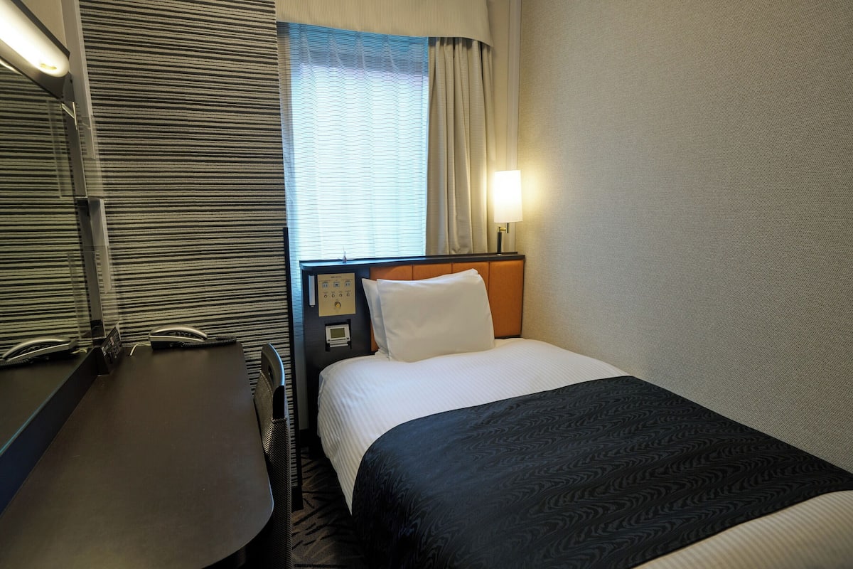 高級寢具、書桌、免費 Wi-Fi、床單