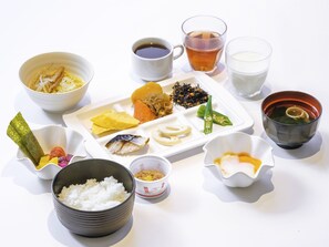 Daily buffet breakfast (JPY 1700 per person)
