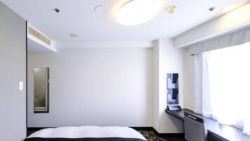Huone, 1 keskisuuri parisänky, tupakointi kielletty (13sqm) | Untuvapeitot, työpöytä, pimennysverhot, äänieristys