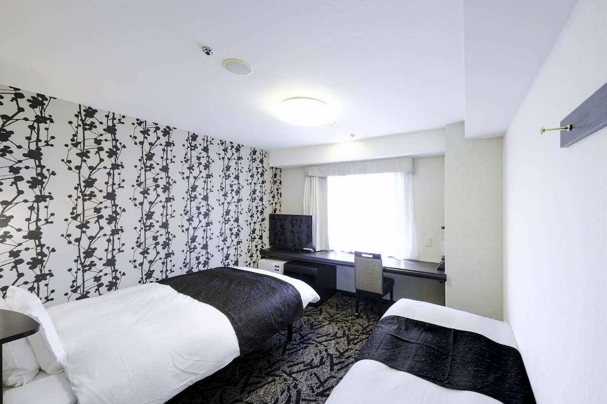 Studio Twin Room, Non Smoking (13sqm) | Down comforters, desk, blackout drapes, soundproofing