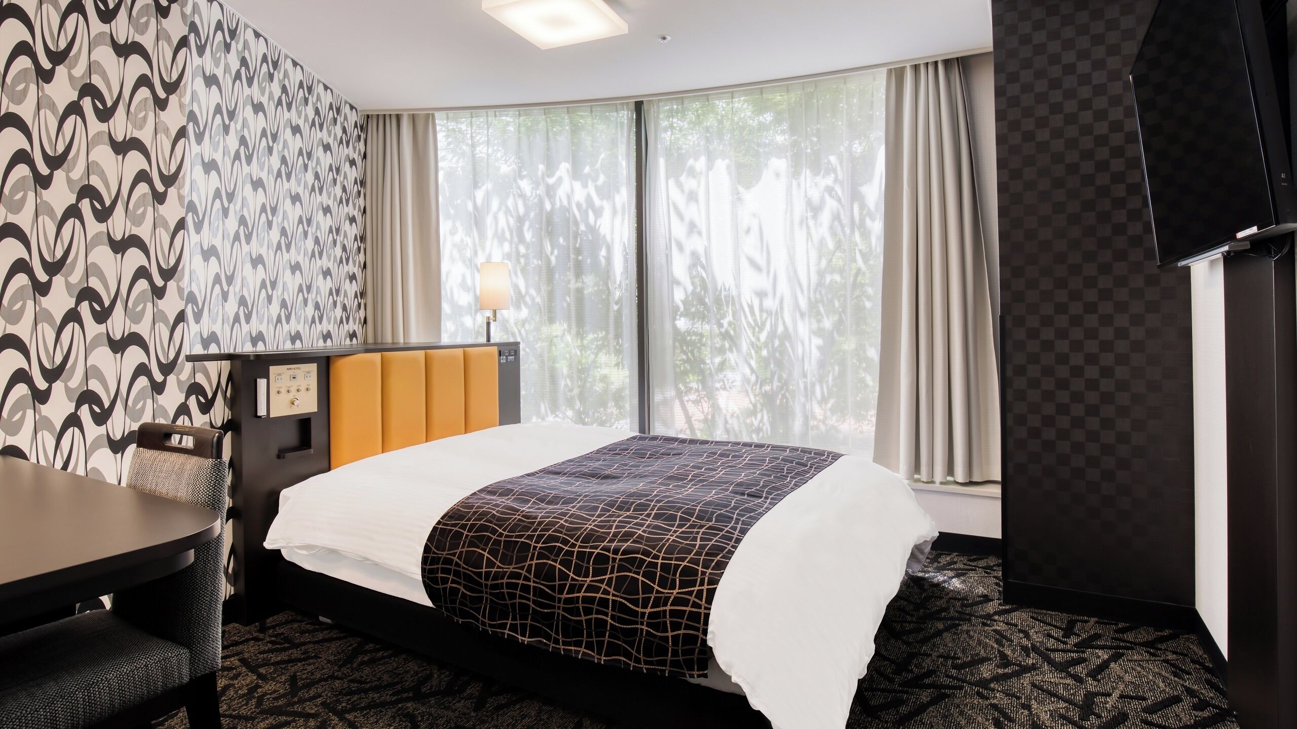 Desk, free WiFi, bed sheets