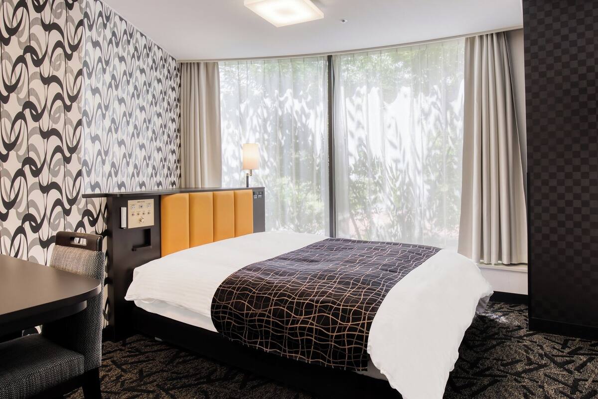 Desk, WiFi (free), bed sheets