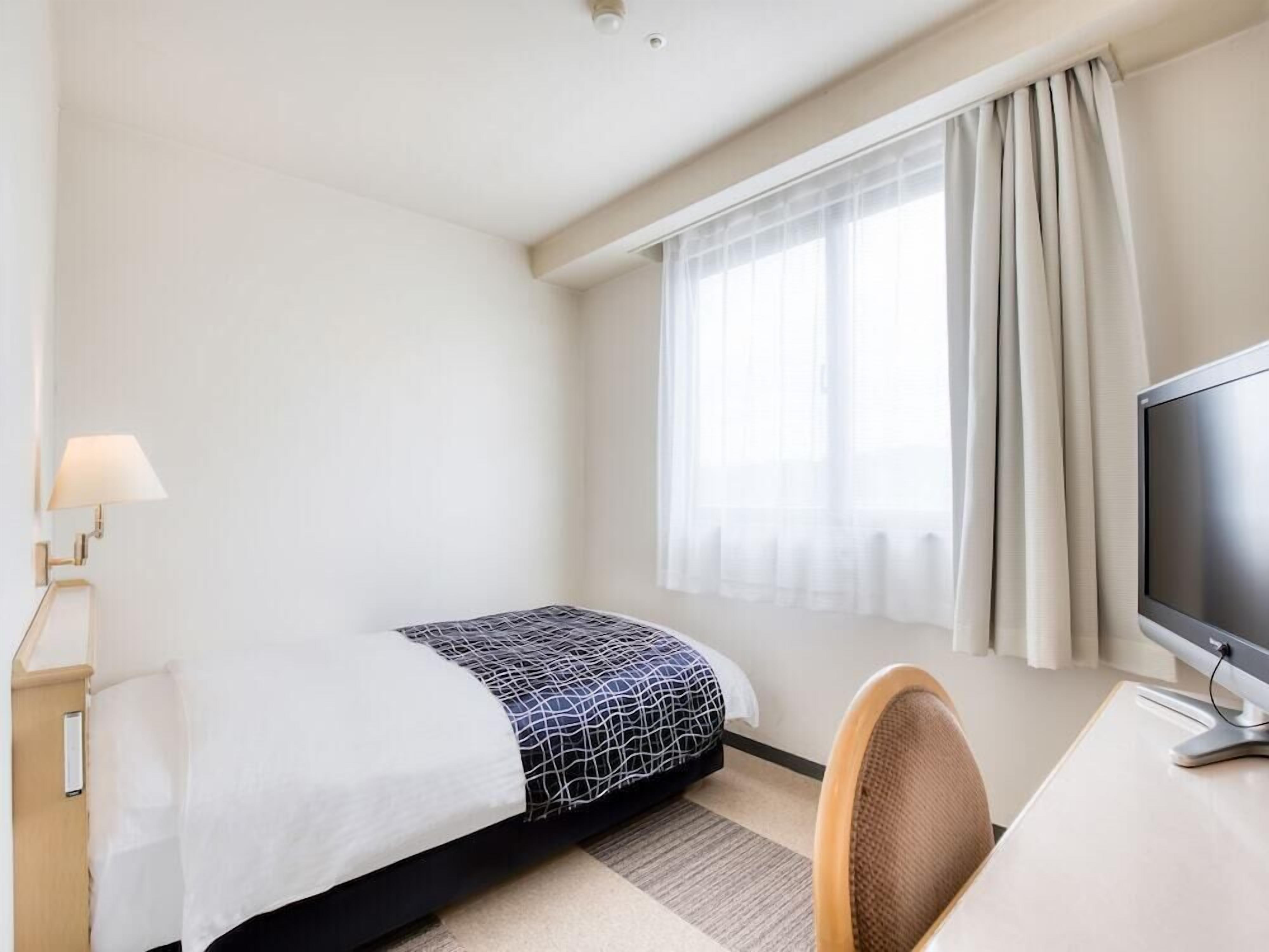 Escritorio, wifi gratis y ropa de cama 