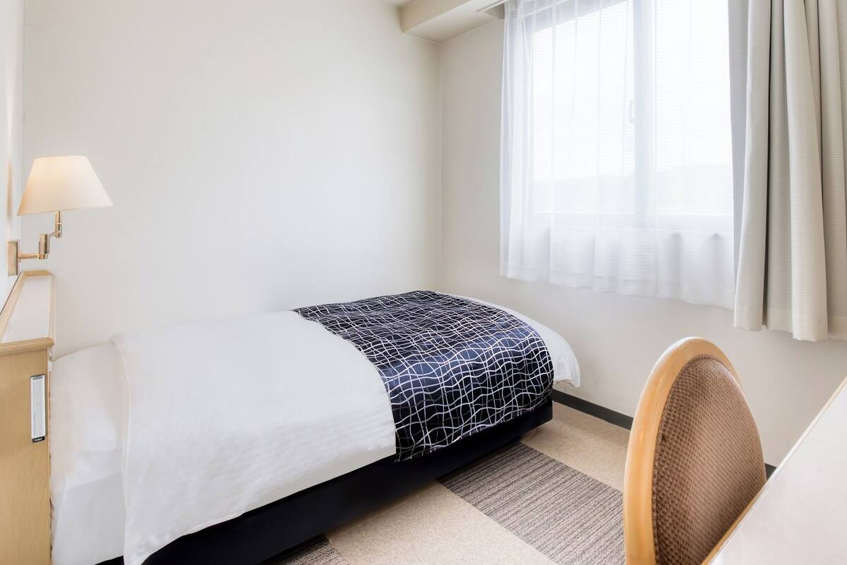 Desk, WiFi (free), bed sheets