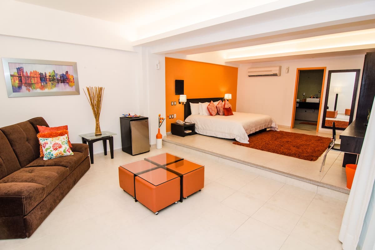 Quarto standard, 1 cama King | Cofres nos quartos, ferros/tábuas de passar roupa, Wi-Fi de cortesia