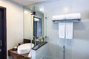 Superior-Zimmer | Badezimmer | Dusche, Designer-Toilettenartikel, Haartrockner, Bademäntel