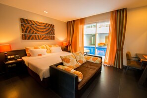 Uima-allasnäköala | Ylelliset vuodevaatteet, pillowtop-patjalliset sängyt, minibaari