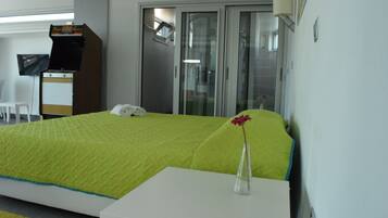 Luxury Studio, Balcony | Premium bedding, minibar, desk, blackout drapes