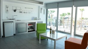 Luxury Studio, Balcony | Private kitchen - Pambos Napa Rocks (Ayia Napa)